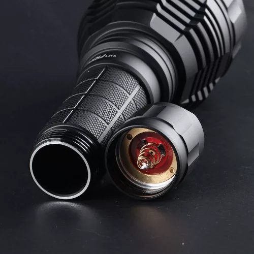 Svetilka Convoy L21A z LED F150R, toplo svetlobo, svetilnostjo 5000 lumnov in dometom približno 1100 m
