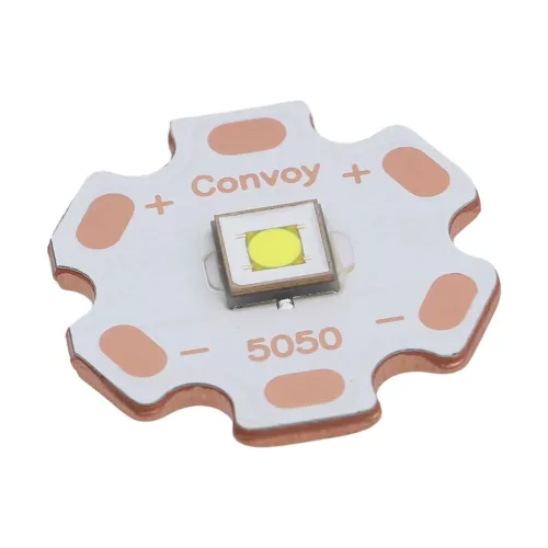 Svetilka Convoy L21B z LED F45R, svetlobni izhod 2760 lumnov in doseg približno 1360 m, s svetlobo 4000 K.